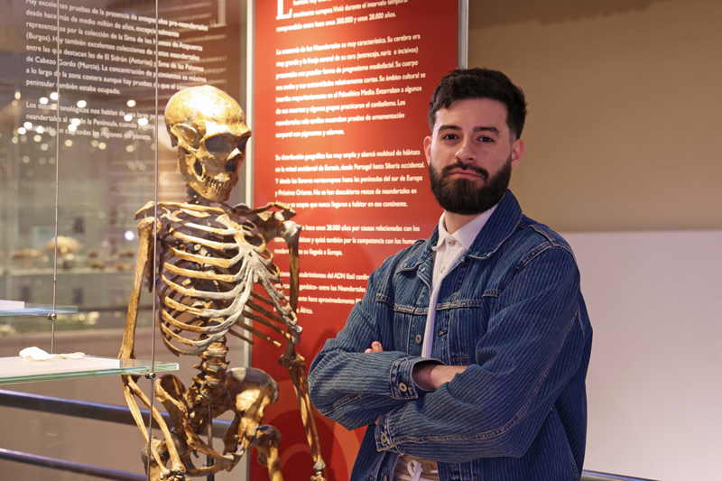 José María López Rey junto a la reproducción de un esqueleto neandertal.