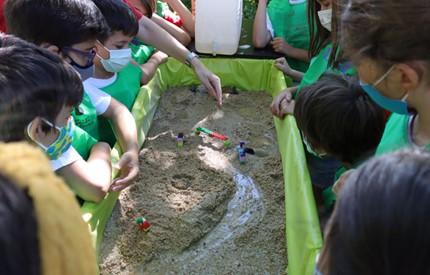 Participantes de Museo de Verano 2021 aprendiendo sobre ríos / MNCN