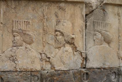 Bajorrelieves de la ciudad monumental de Persépolis afectados por le líquen endolítico Bagliettoa sp / Asunción de los Ríos